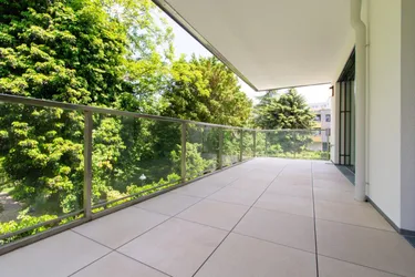 Nur 130 Meter zur U1! Charmante 2-Zimmer-Wohnung mit Balkon und Grünblick