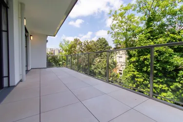 ATTRAKTIVE 2 ZIMMER WOHNUNG MIT GROSSEM BALKON BEI DER U1