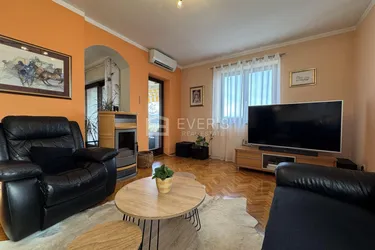 Opatija, Vierzimmerwohnung mit Parkplatz und Meerblick