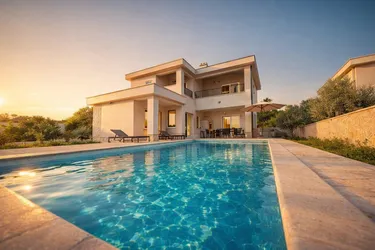 INSEL-PAG Region – Zwischen Küstenlinie und Klarheit: Villa mit Pool und klarer Außenstruktur auf gehobenem Niveau