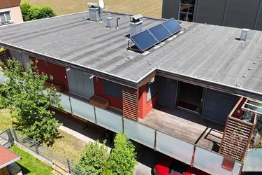 Neuwertige DG-Wohnung in Kirchbichl: Garten, Terrasse, 2 Bäder – Ihr neues Zuhause
