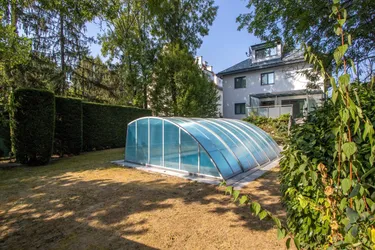 Elegante High-End-Villa mit herrlichem Garten, Pool und viel Platz ...auch für einige Autos...