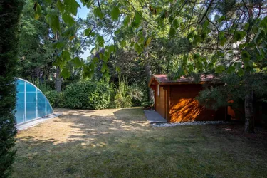 Niedrigenergie - High-End-Villa mit herrlichem Garten, Pool und viel Platz ...auch für einige Autos...