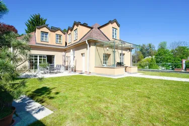 HILLSIDE - Sonniges Traumhaus mit herrlichem Garten, Weinkeller und großer Garage in Top Lage