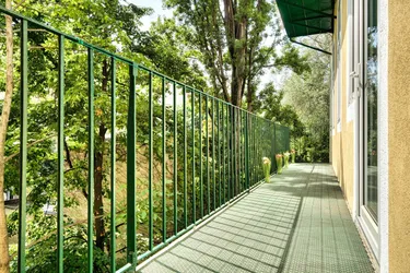Baumhauslodge im Dschungel - Lässige, sonnige 2 Zimmer Altbauwohnung mit großem Balkon, Grünblick und außergewöhnlichem Flair