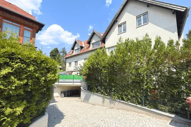 Helle Dachgeschoßwohnung mit Fernblick und 2 Garagenplätzen