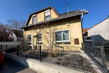 Inmitten der Sooßer Weingärten - Zweifamilienhaus mit Traumgarten!