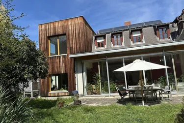 Traumhaftes Einfamilienhaus in Badener Bestlage: 1.977m² Grundstück, Natur-Badeteich, moderne Ausstattung