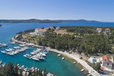 AKTION! Exklusive Baugrundstücke mit Blick auf die Bucht von Milna – Einzigartige Gelegenheit