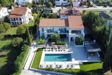 Exklusive Wohnanlage mit drei großzügigen Wohneinheiten, Pool und Meerblick in Poreč