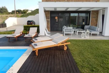 Freistehende Villa mit großem Garten und zwei Pools – nur 300 Meter vom Meer