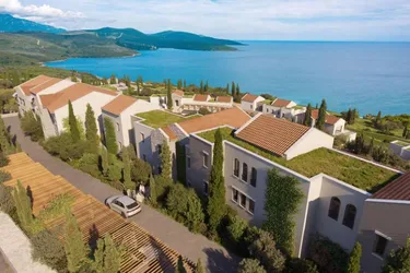 Exklusive Gartenwohnung am Golfplatz – 2 Schlafzimmer, Terrasse &amp; 76 m² Privatgarten in Luštica Bay