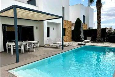 Vollständig bezugsfertige moderne Villa mit 3 Schlafzimmern und beheiztem Privatpool