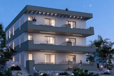 Moderne Gartenwohnung in Novalja – Neubau mit großzügigem Außenbereich nahe dem Meer