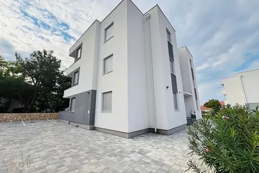 Exklusive Wohnung nahe Strand &amp; Pool in Novalja