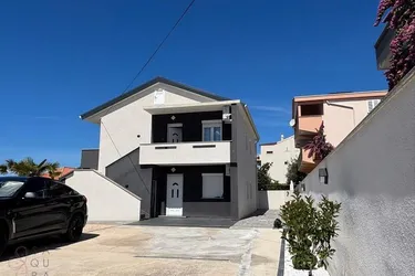 Attraktive Ferienimmobilie mit 3 Apartments und Parkplatz in Novalja