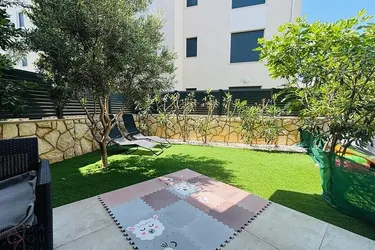 NOVALJA – Moderner Maisonette-Apartment mit Garten, Jacuzzi und zwei Parkplätzen nahe dem Strand