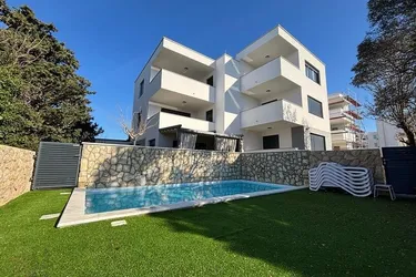 Exklusive Erdgeschosswohnung mit Privatgarten und Pool in Novalja