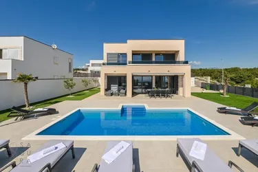 Hochwertige Villa mit Pool, großzügigem Grundstück und Meerblick bei Novalja