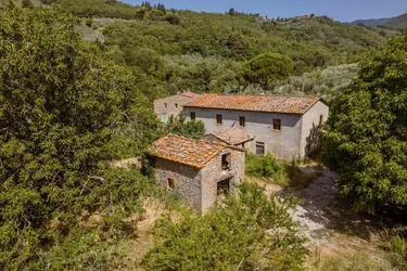 Rustikales Landhaus mit Panoramablick und großem Grundstück