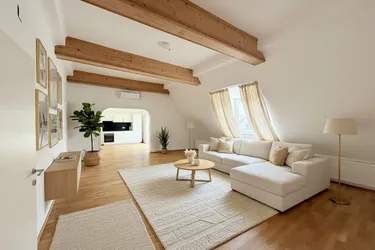 *NEUER PREIS!* 1080! 5 ZIMMER ! Schönes und frisch saniertes DG mit Balkon!