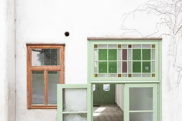 Charmanter Altbau – unsaniert, mit riesigem Balkon ins Grüne
