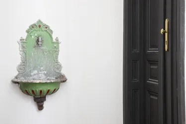 Altbaujuwel mit Balkon in bester Lage – ideal zum Sanieren