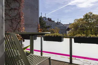 Großzügige DG Wohnung mit zwei Balkonen &amp; Blick ins Grüne