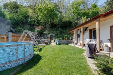 Entzückendes Einfamilienhaus mit 4 Zimmern, kleinem Waldhang und gepflegtem Sonnengarten