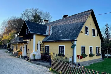 Bauernhof mit Kärntner Landhaus, Stallungen und Koppeln mit Wörtherseeblick