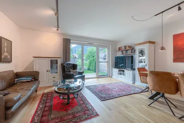 Neuwertige Wohnung mit Reihenhaus-Charakter und eigenem Eingang