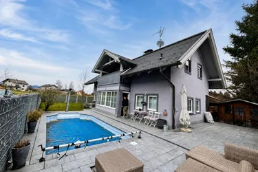 Einfamilienhaus mit Carport und Pool