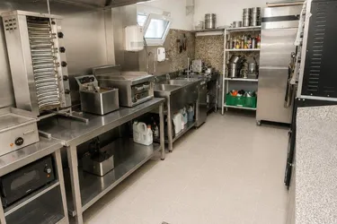 Voll ausgestatteter Kebab Stand/Pizzeria/Gastro-/Imbissstand in Top-Lage 1230 Wien – sofort betriebsbereit inkl. Profi-Küche &amp; Kühltechnik