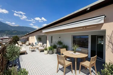 Wattens: Lichtdurchflutete Dachgeschosswohnung mit XXL-Sonnenterrasse (ca. 39 m²), viel Stauraum &amp; Tiefgarage