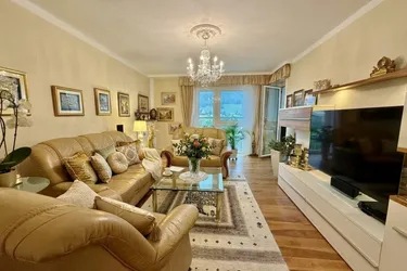 Schwaz: Sehr schöne, hochwertige 3,5-Zimmer-Wohnung mit ca. 91,19 m² Wohnfläche zzgl. Loggia, traumhaftem Weitblick und großzügiger parkähnlicher Gemeinschaftsanlage