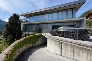Achensee: Luxuswohnung in der Architektenvilla der Superlative – Top W1 mit Seeblick, ca. 135 m² Wohnfläche, ca. 160 m² Privatgarten, ca. 25,18 m² Balkon &amp; 2 Tiefgaragenstellplätze inklusive