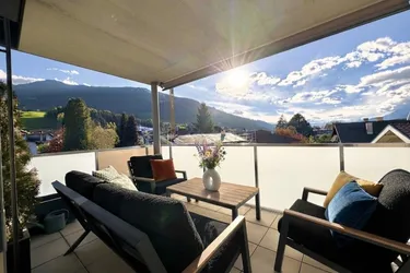 WEER: NEUWERTIGE 3-ZIMMER-WOHNUNG MIT ca.16,91 m² NORD-SÜD-WESTBALKON, HERRLICHEM NATURBLICK, HOHEN RÄUMEN, LIFT BIS ZUR WOHNUNG, KAMINOFEN &amp; MODERNER KÜCHE MIT KOCHINSEL