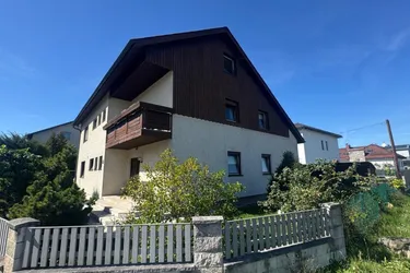 Traun: Zweifamilienhaus mit Garten, Pool und Sauna