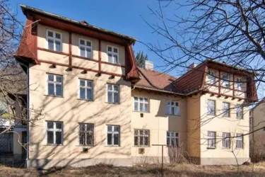 Leeres Entwicklungszinshaus mit 10 Wohnungen zu verkaufen