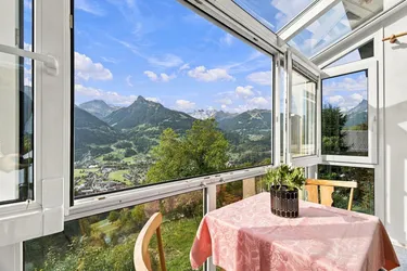 Alpines Refugium mit Bergblick, Terrasse und großem Gestaltungspotenzial als Hauptwohnsitz