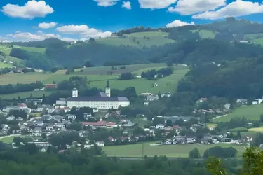 Panoramalage mit Blick auf Stift Schlierbach