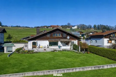 Großzügiges Haus mit Entwicklungspotenzial, Hallenbad, Wellness und Bergblick