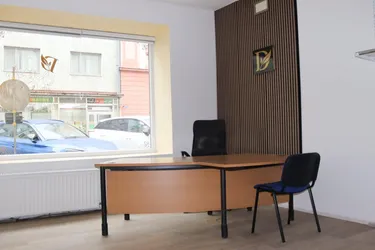 Kompaktes ca. 43 m² großes Geschäftslokal mit Vitrine beim Hauseingang im Zentrum von Innsbruck zum Kauf
