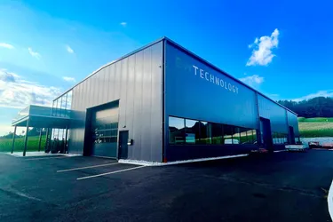 Neuwertiges Betriebsgebäude - Produktionshalle mit hochwertigen modernen Büros