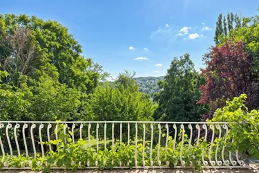 Elegante Terrassenresidenz am Schafberg mit großzügigem Garten