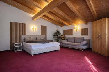 Penthouse-Wohnung mit Ausbaupotenzial in unverbaubarer Sonnenlage von Hippach