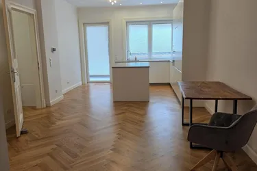 Echte Rarität - Altbauwohnung mit feiner Terrasse