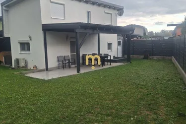 Modernes Wohnen auf Eigengrund – Stilvolles Kleingartenhaus mit Wohnkeller und Garten
