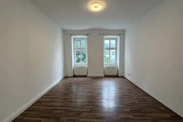 Großes Sanierungspotenzial &amp; 9 m² Balkonoption | Charmante 2-Zimmer-Altbauwohnung