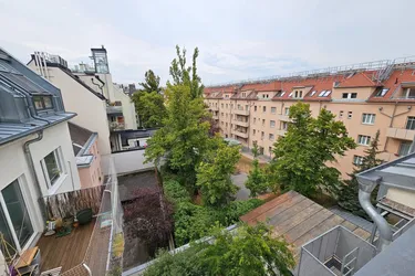Provisionsfreie DG-Wohnung mit Terrasse in wunderschönen Innenhof